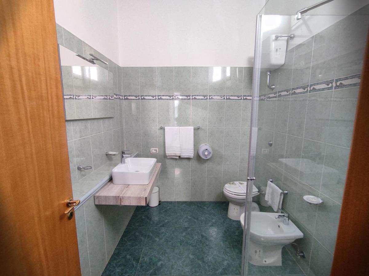 Hotel Darsena Поцуоли Екстериор снимка